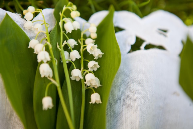 Foto bellissimo bouquet di mughetto nel cesto