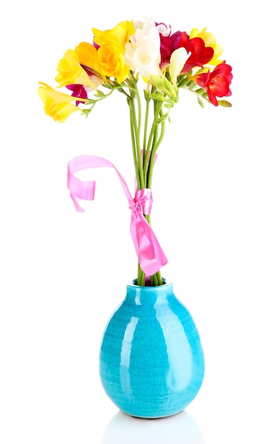 写真 白色に隔離された花瓶の中の美しいフリージアの花束