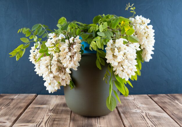 Красивый букет белых цветов в вазе