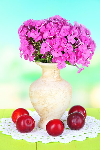明るい背景のテーブルに花瓶のフロックスの美しい花束