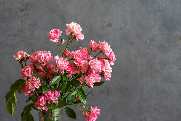 Photo beautiful bouquet of pink roses flowers.