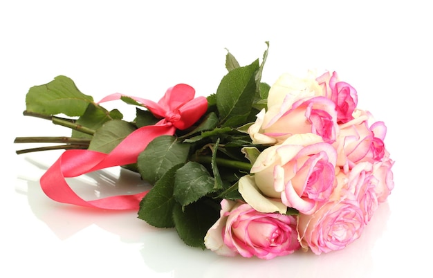 白で隔離のピンクのバラの美しい花束