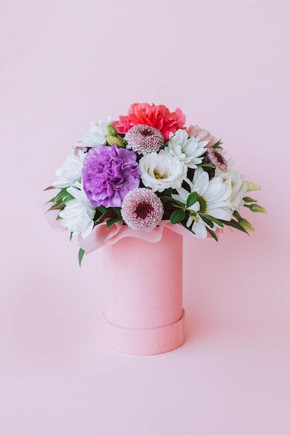 ピンクのパステル色の背景に美しいピンクと白の花束