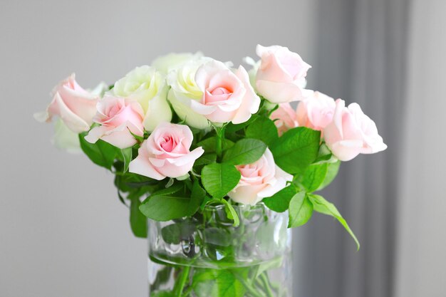 Красивый букет роз на размытом фоне