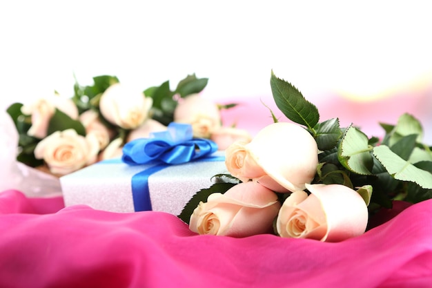 Красивый букет роз, на ткани, на светлом фоне