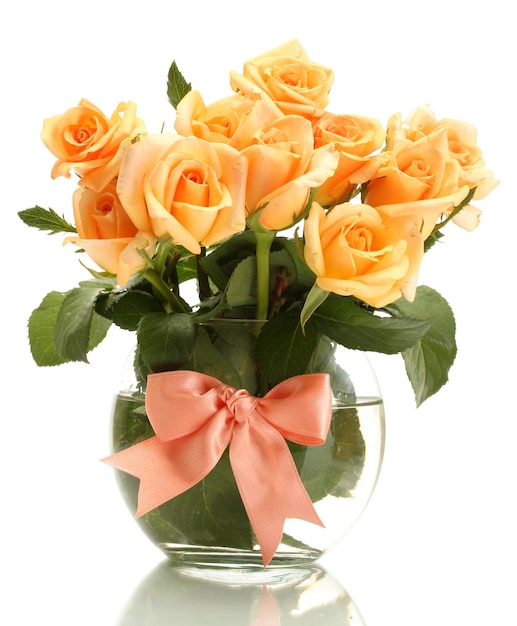 Красивый букет роз в прозрачной вазе, изолированные на белом фоне