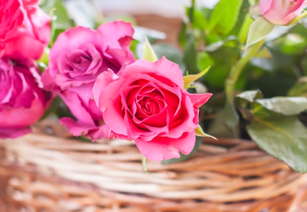Красивый букет роз в плетеной корзине.