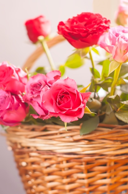 Bellissimo bouquet di rose in un cesto di vimini.