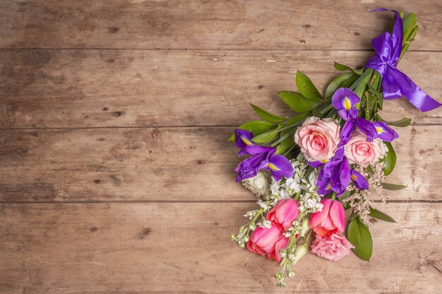 古い木の板に美しい結婚式の花の花束