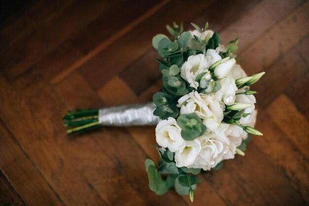 木製の背景に白い花の美しい花束