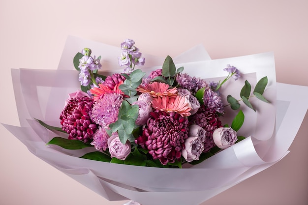 Фото Красивый букет с хризантемами, розами, герберами, ромашками цвет года 2022 veri peri