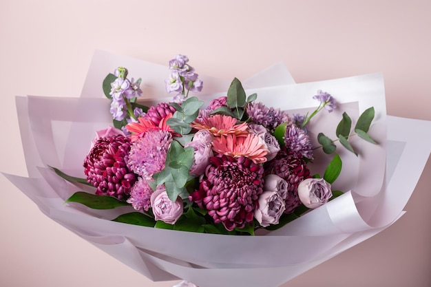 Bellissimo bouquet con crisantemi rose gerbera margherite colore dell'anno 2022 veri peri