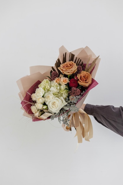 Bellissimo bouquet con rose bianche e peonia latte