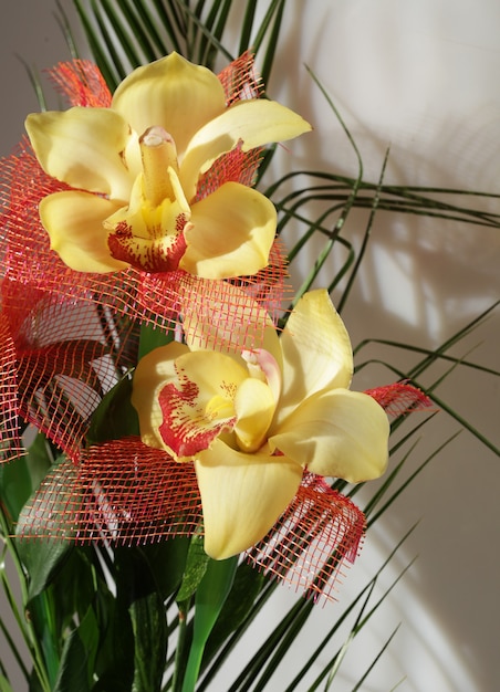 Bellissimo bouquet di orchidee gialle Foto Premium