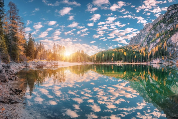 Dolomites Italy의 가을 일몰에 있는 아름다운 Braies 호수