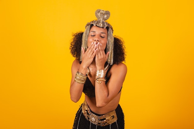 Beautiful brazilian black woman in cleopatra carnival clothes sending kiss
