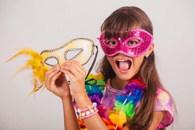 カーニバル マスクのクローズ アップ写真とブラジルのカーニバルの服を着て美しいブラジルの女の子子供