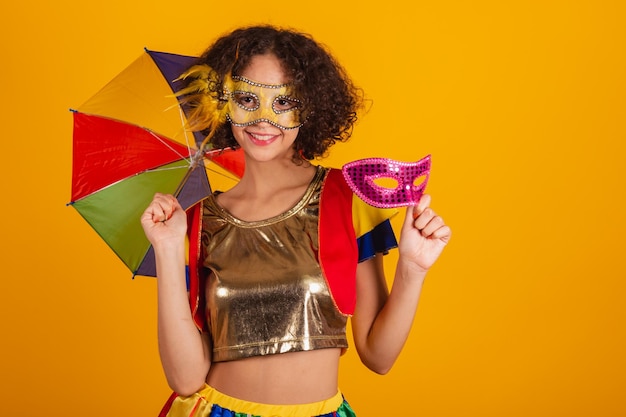 사진 화려한 우산과 카니발 마스크를 사용하여 카니발 옷을 입은 프레보 옷을 입은 아름다운 브라질 여성