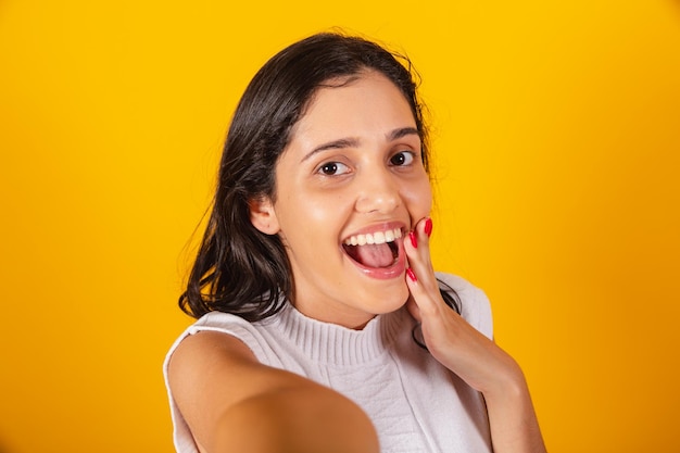 Foto bella donna brasiliana che prende il selfie del primo piano dell'autoritratto