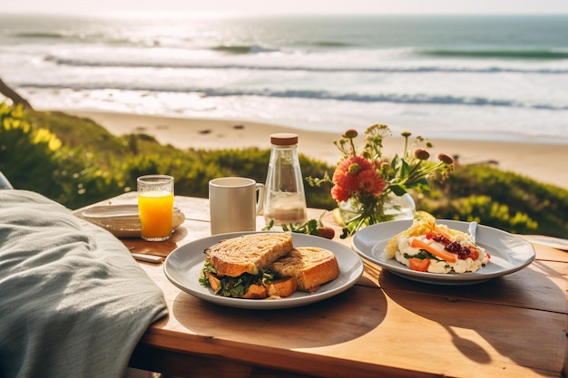 Красивый завтрак крупным планом в глэмпинге на океанском пляже в летний день