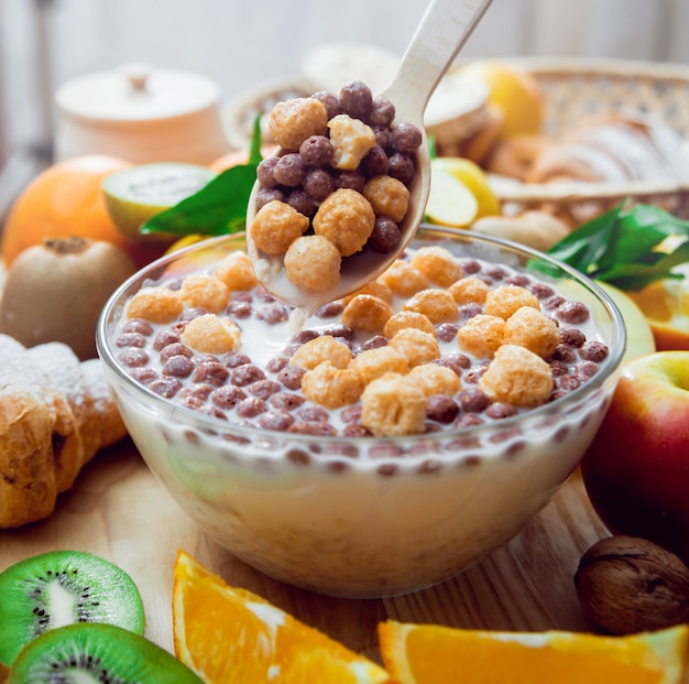 Bella colazione frutta al latte, pane e cornetto.