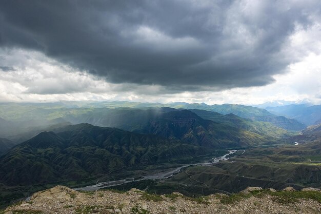 ダゲスタンコーカサスロシアの雷雨の間の山々の美しい息を呑むような景色