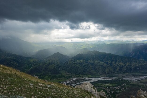 ダゲスタンコーカサスロシアの雷雨の間の山々の美しい息を呑むような景色