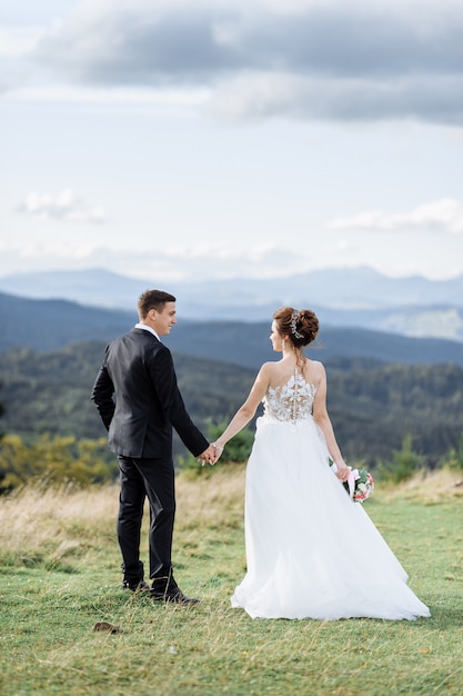 Красивая невеста и жених в горах