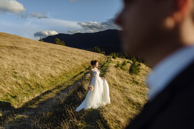 Foto bella sposa e lo sposo in montagna