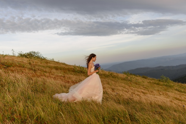 산에 그녀의 웨딩 드레스를 입고 아름 다운 신부