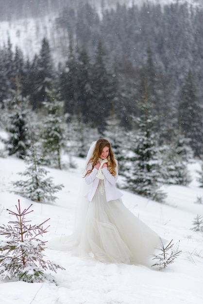 Bella sposa nel suo abito da sposa in inverno