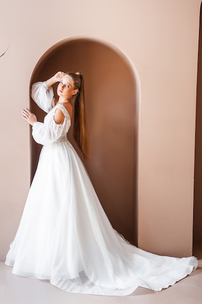 Фото Красивая невеста в свадебном платье
