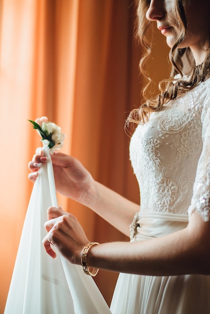 La bella sposa si sta preparando per il suo giorno di nozze