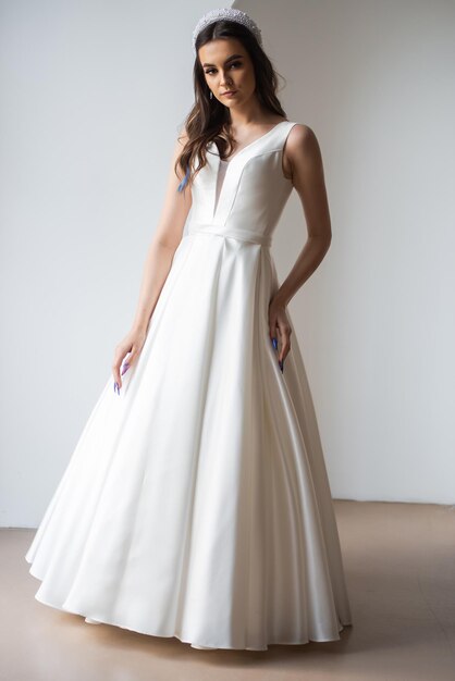 흰색 바탕에 고급스러운 웨딩 드레스를 입은 아름다운 신부