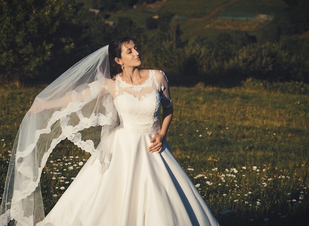 Photo beautiful bride outdoors in a forest