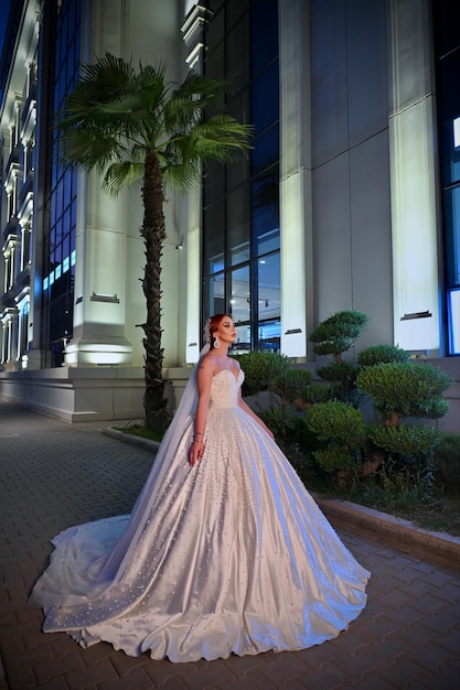 Photo beautiful bride pictures at the hotel