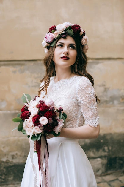 Ritratto di bella sposa all'aperto nella città vecchia matrimonio conceptx9xa