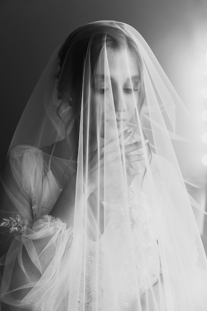 Красивый портрет невесты с вуалью на лице