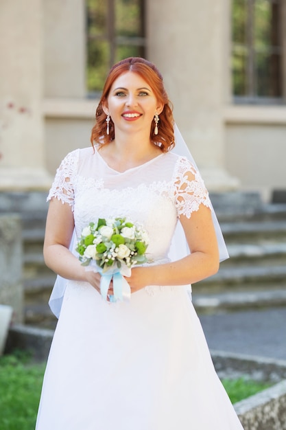 Beautiful bride posing in her wedding day