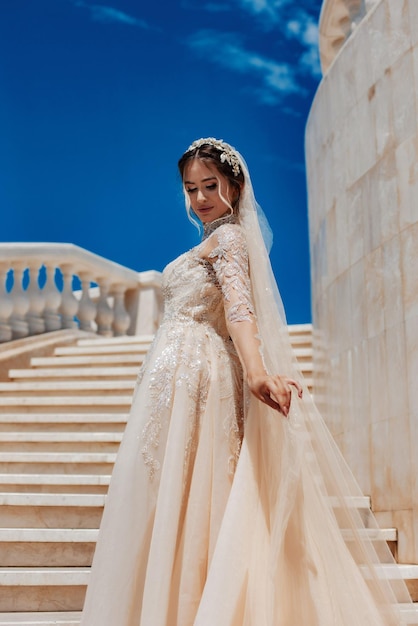 Красивая невеста в свадебном платье