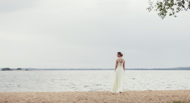 Bella sposa in un abito da sposa