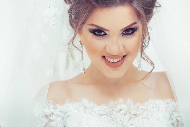 Foto bella sposa su sfondo bianco