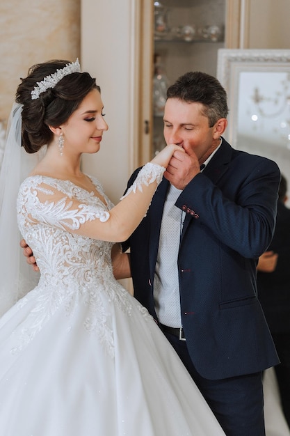 Photo a beautiful bride with her father on her wedding day the best moments of the wedding day daughter and father