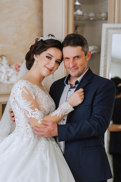 Photo a beautiful bride with her father on her wedding day the best moments of the wedding day daughter and father