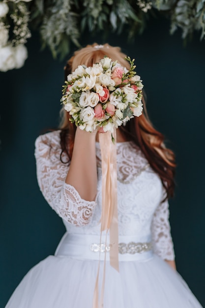 Красивая невеста со свадебным букетом