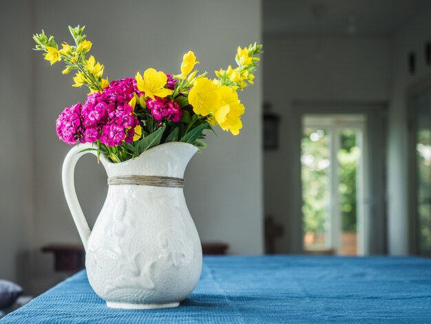 나무 테이블에 꽃의 아름 답 고 밝은 꽃다발. 측면보기, 클로즈업