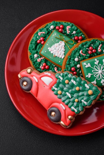 Photo beautiful bright colorful homemade gingerbread cookies on a ceramic plate