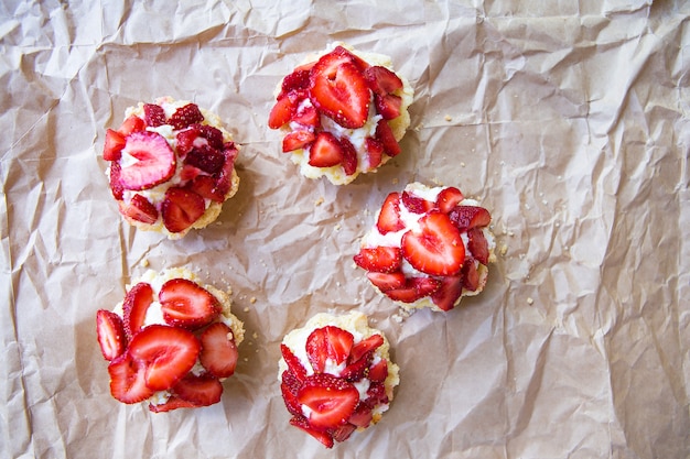 Photo beautiful and bright cupcakes with strawberries, delicious and simple