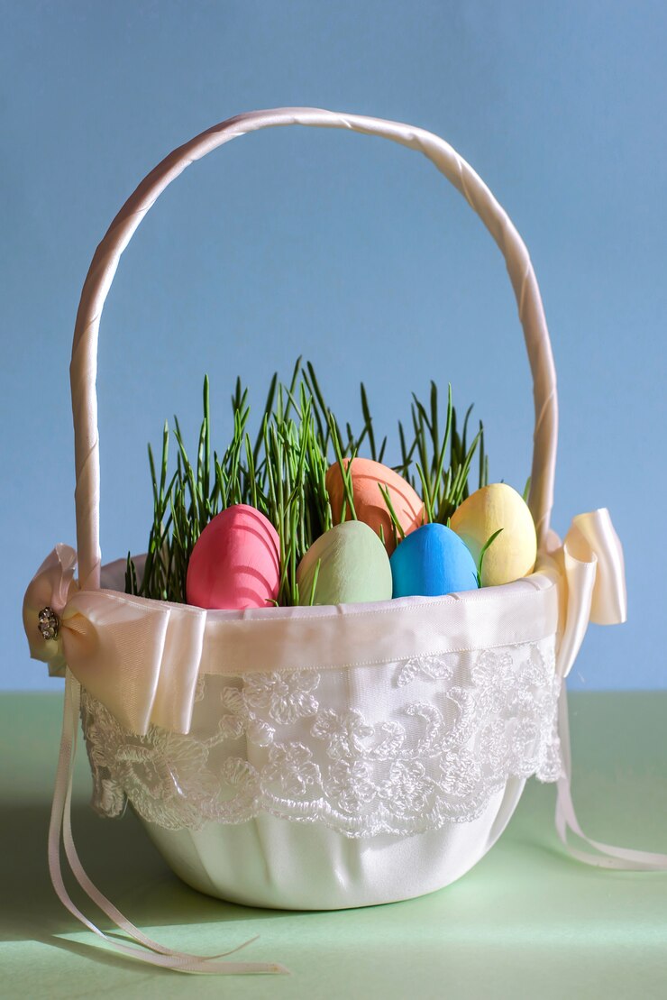 Photo beautiful bright picture with easter eggs in a basket