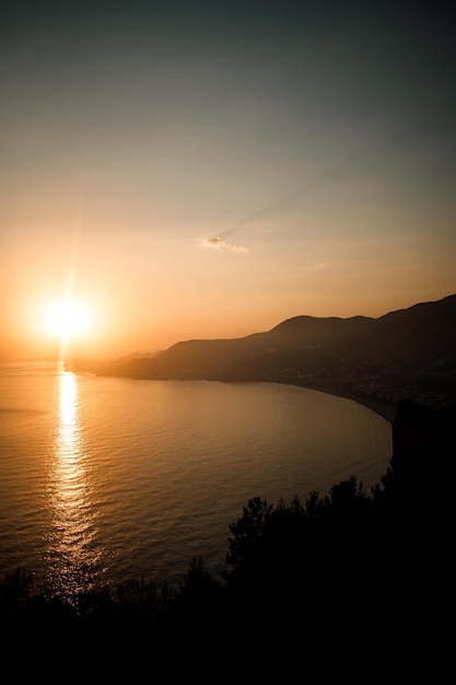 果てしなく続く地中海の夕日を背景にした美しい明るい夕日